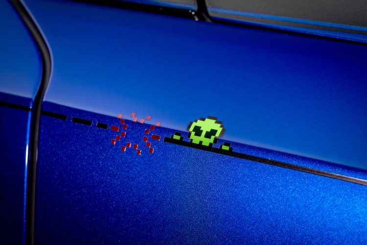 rolls-royce-black-badge-ghost-gamer-luksuzna-oda-zlatnom-dobu-video-igara-9