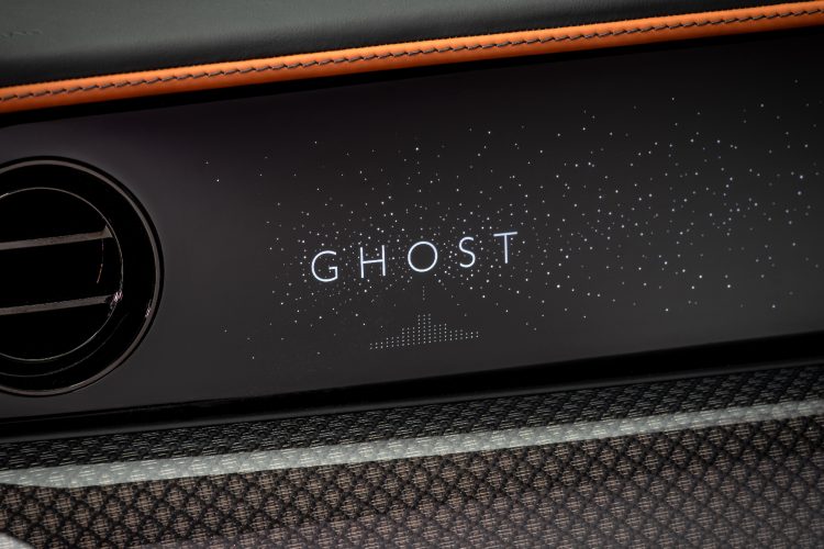 rolls-royce-black-badge-ghost-gamer-luksuzna-oda-zlatnom-dobu-video-igara-10