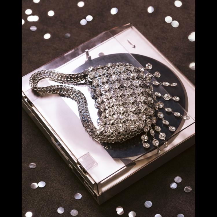 rabanne-resort-2026-kampanja-u-ritmu-svetlucave-plesne-noci-12