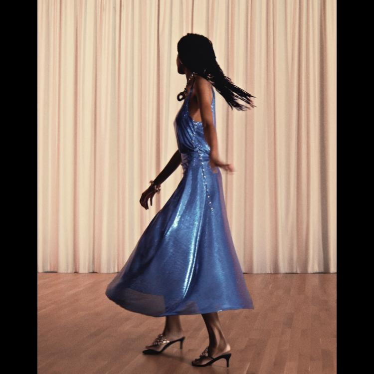 rabanne-resort-2026-kampanja-u-ritmu-svetlucave-plesne-noci-14