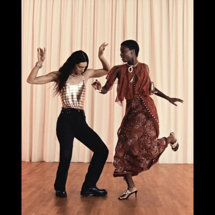 rabanne-resort-2026-kampanja-u-ritmu-svetlucave-plesne-noci-16