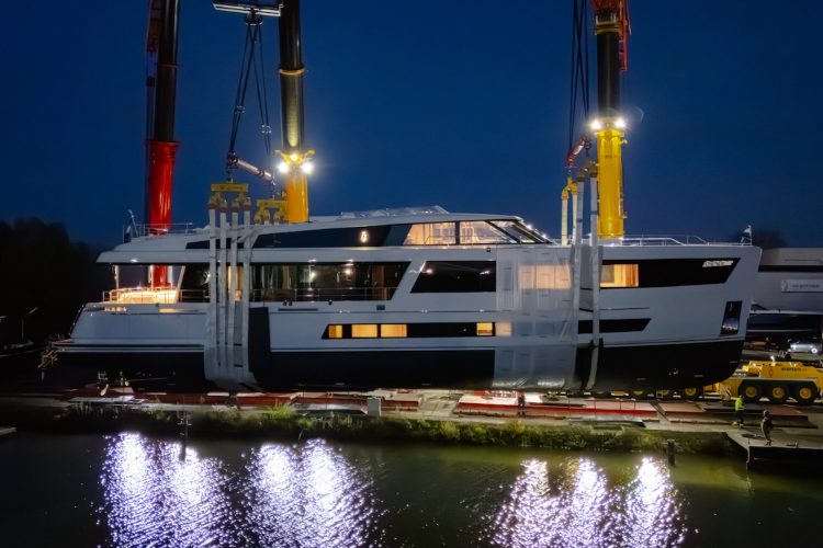 raskos-na-vodi-porinuce-35-metarske-motorne-jahte-jangada-2