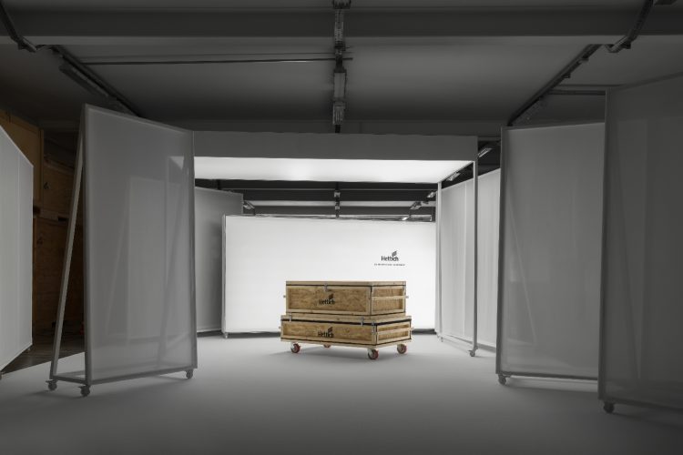 suprematisticki-biro-umetnicki-komad-namestaja-zasnovan-na-idejama-suprematizma-10