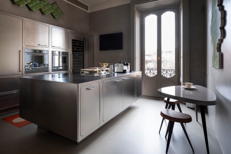 ostrvska-kuhinja-kao-savremeni-centar-doma-abimis-i-novo-lice-nerdajuceg-celika-1
