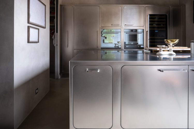 ostrvska-kuhinja-kao-savremeni-centar-doma-abimis-i-novo-lice-nerdajuceg-celika-11