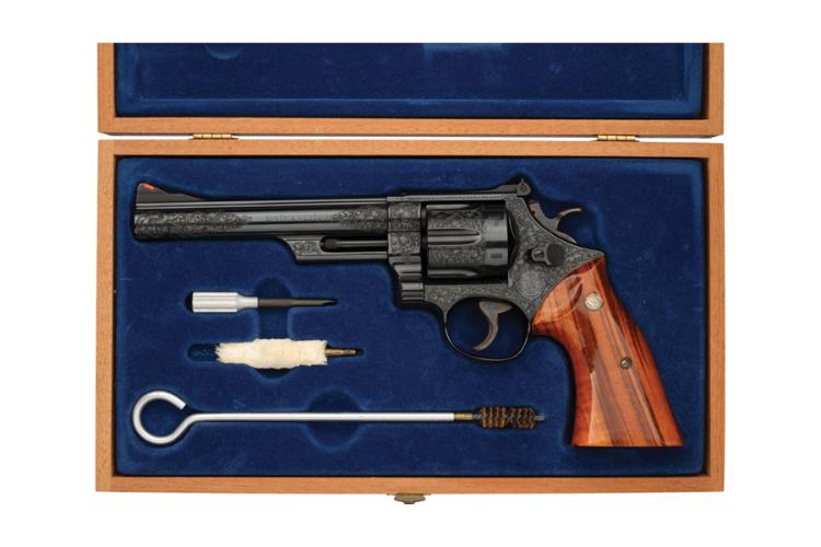 smith-wesson-frenka-sinatre-sa-zlatnim-detaljima-stize-na-aukciju-2