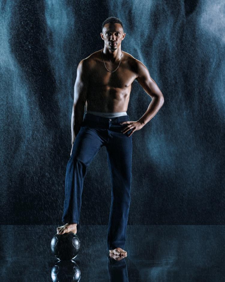 calvin-klein-stavlja-trenta-aleksandra-arnolda-u-centar-praznicne-kampanje-2