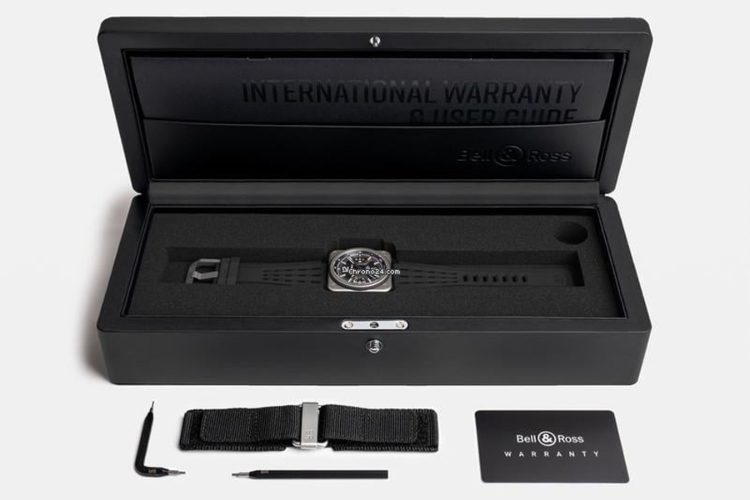 bell-ross-br-x3-night-vision-luksuzni-sat-koji-svetli-iz-tame-2