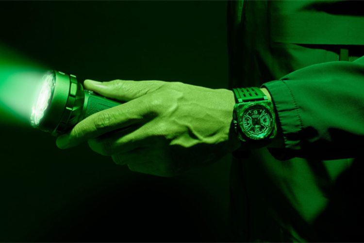 bell-ross-br-x3-night-vision-luksuzni-sat-koji-svetli-iz-tame-4