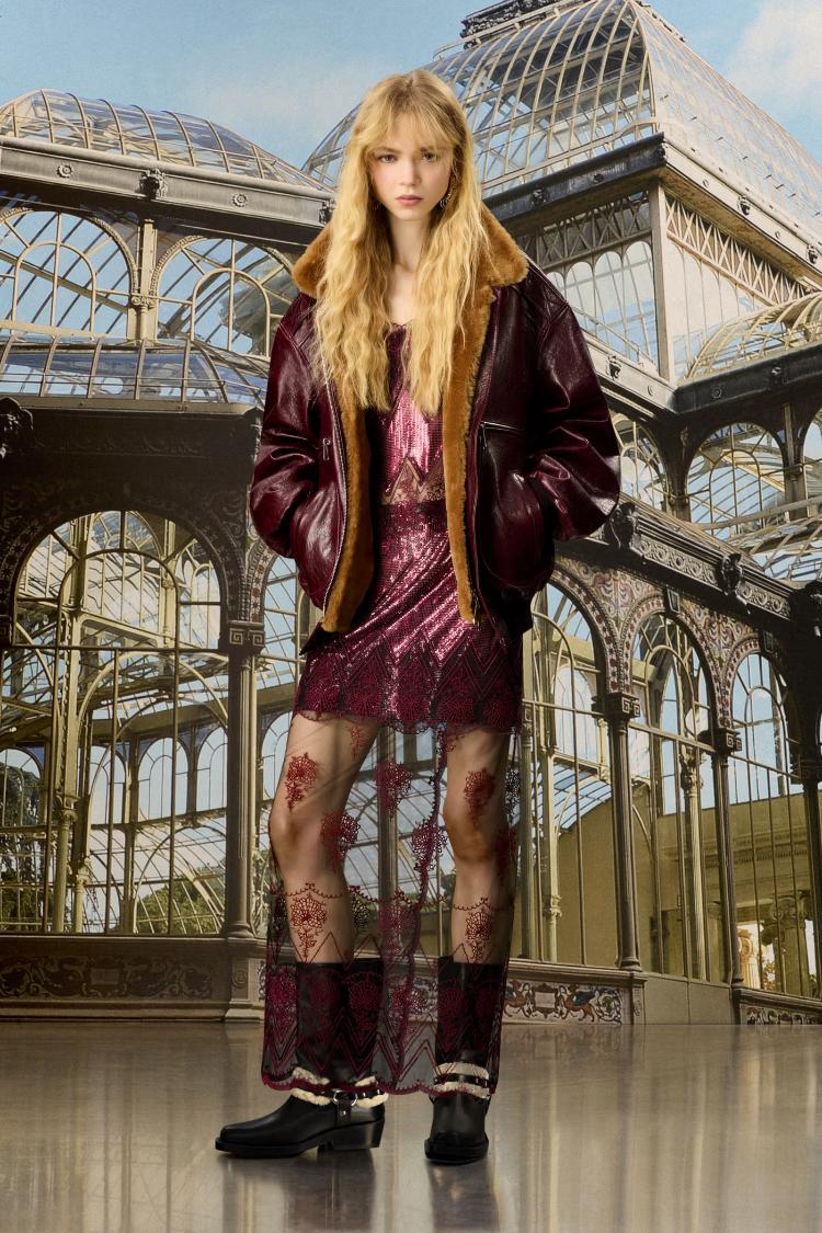 rabanne-porucuje-lets-dance-it-out-i-slavi-glamur-savrsenog-modnog-haosa-15