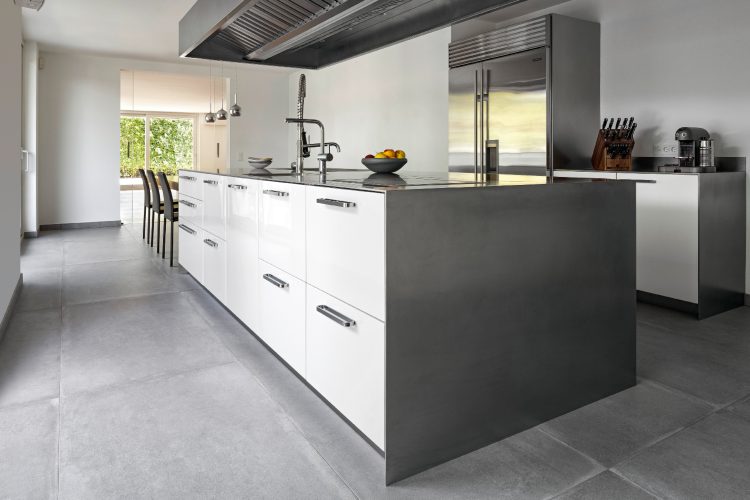 abimis-i-pantone-2026-kada-cloud-dancer-redefinise-savremenu-kuhinju-od-nerdajuceg-celika-1