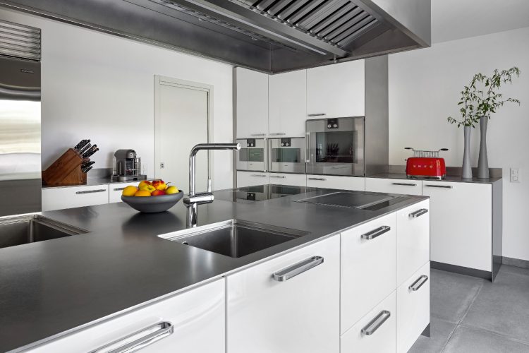 abimis-i-pantone-2026-kada-cloud-dancer-redefinise-savremenu-kuhinju-od-nerdajuceg-celika-2