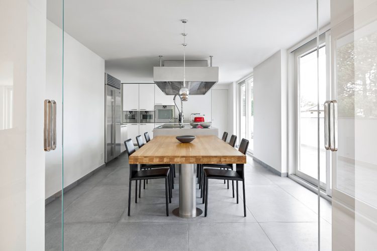 abimis-i-pantone-2026-kada-cloud-dancer-redefinise-savremenu-kuhinju-od-nerdajuceg-celika-3