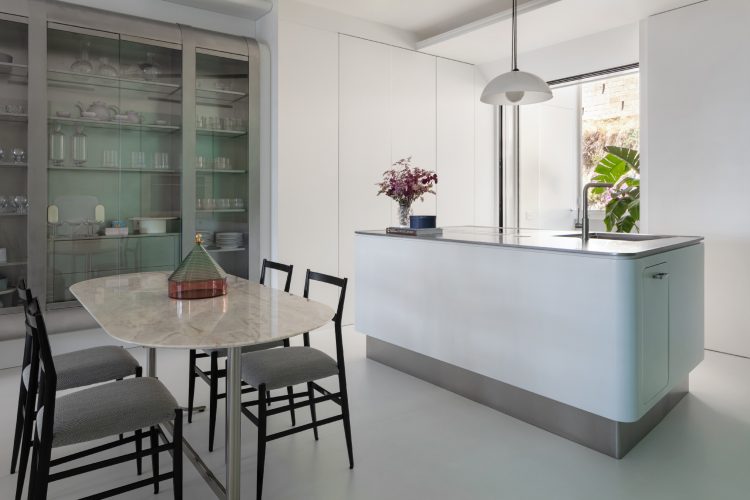 abimis-i-pantone-2026-kada-cloud-dancer-redefinise-savremenu-kuhinju-od-nerdajuceg-celika-5