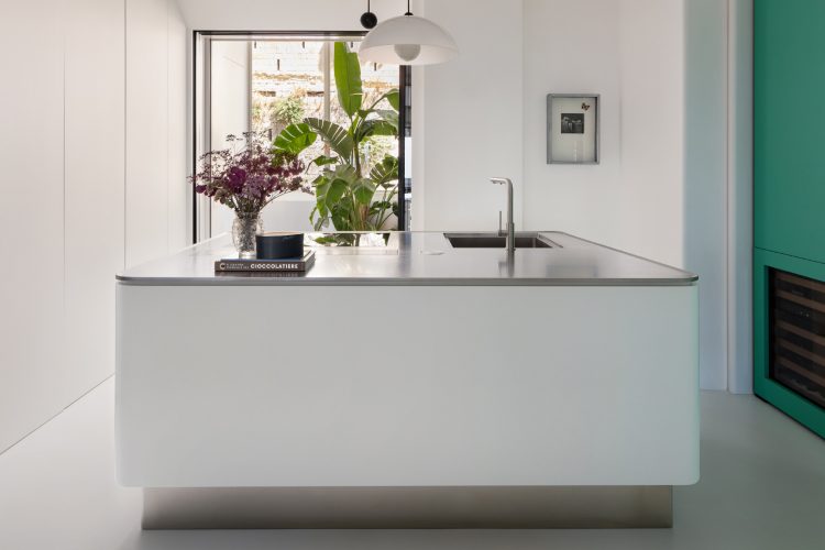 abimis-i-pantone-2026-kada-cloud-dancer-redefinise-savremenu-kuhinju-od-nerdajuceg-celika-6