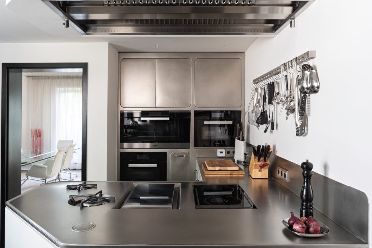 abimis-i-pantone-2026-kada-cloud-dancer-redefinise-savremenu-kuhinju-od-nerdajuceg-celika-8