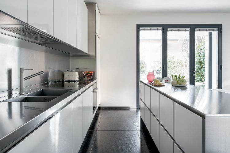 abimis-i-pantone-2026-kada-cloud-dancer-redefinise-savremenu-kuhinju-od-nerdajuceg-celika-11