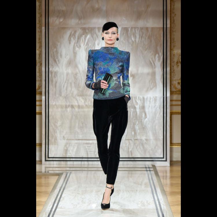 giorgio-armani-prive-predstavlja-kolekciju-visoke-mode-za-jesenzimu-202526-noir-seduisant-3