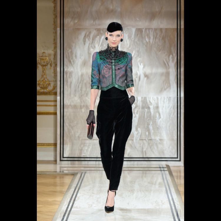 giorgio-armani-prive-predstavlja-kolekciju-visoke-mode-za-jesenzimu-202526-noir-seduisant-4