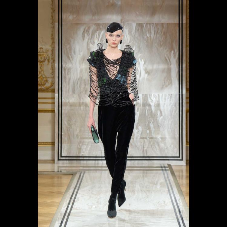 giorgio-armani-prive-predstavlja-kolekciju-visoke-mode-za-jesenzimu-202526-noir-seduisant-5