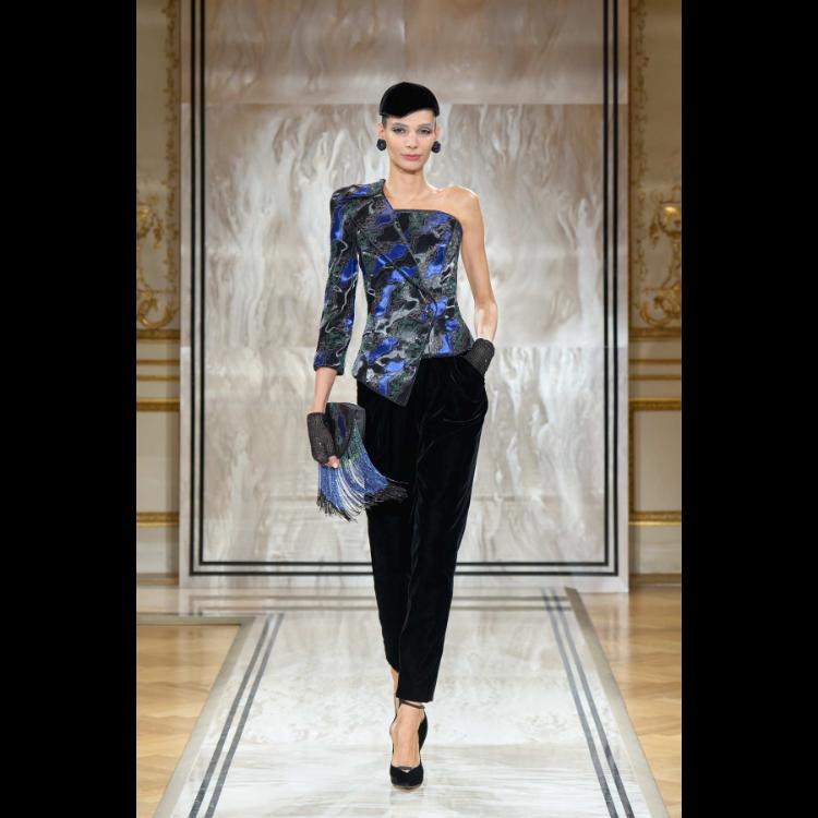 giorgio-armani-prive-predstavlja-kolekciju-visoke-mode-za-jesenzimu-202526-noir-seduisant-7