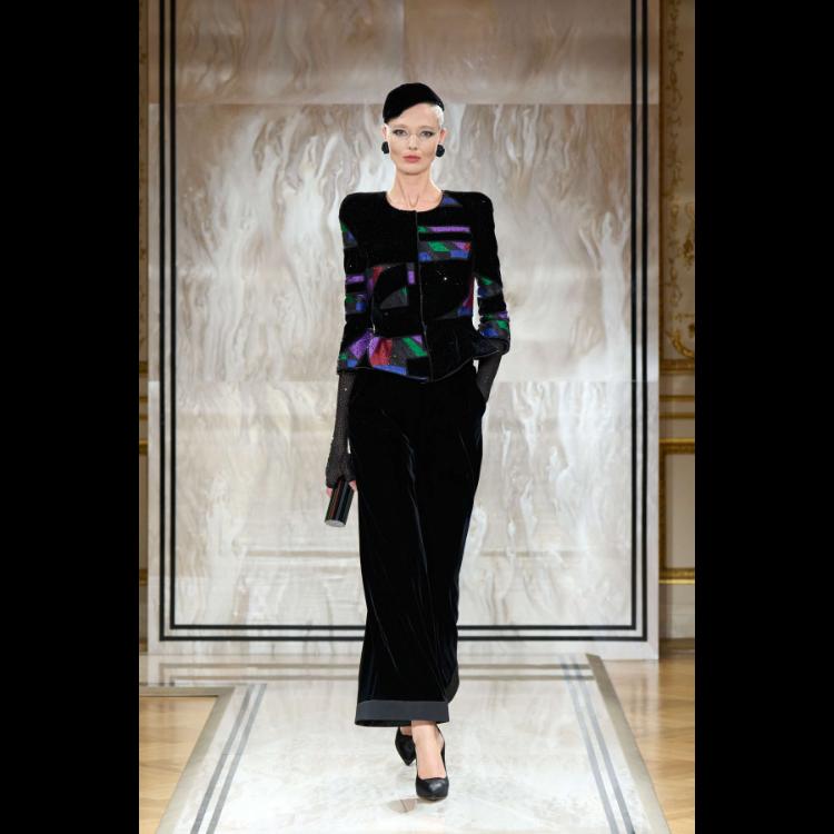 giorgio-armani-prive-predstavlja-kolekciju-visoke-mode-za-jesenzimu-202526-noir-seduisant-8