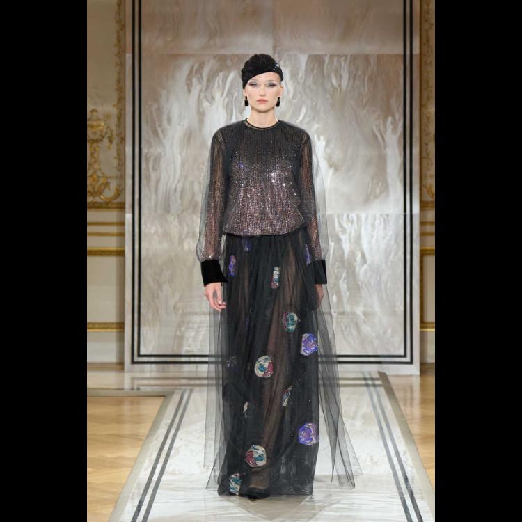 giorgio-armani-prive-predstavlja-kolekciju-visoke-mode-za-jesenzimu-202526-noir-seduisant-10