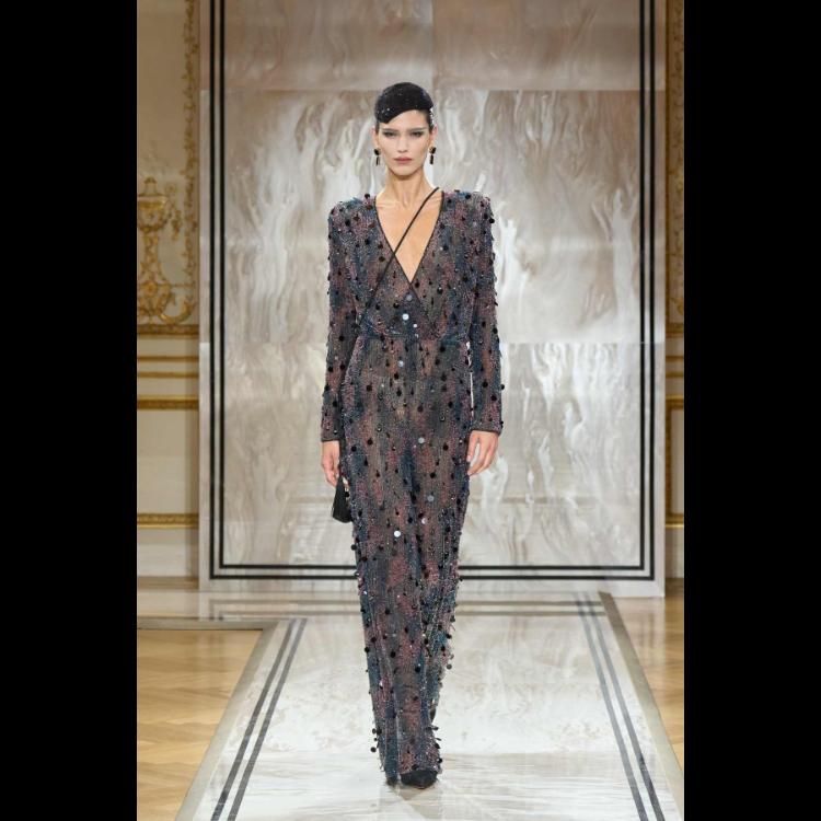 giorgio-armani-prive-predstavlja-kolekciju-visoke-mode-za-jesenzimu-202526-noir-seduisant-13