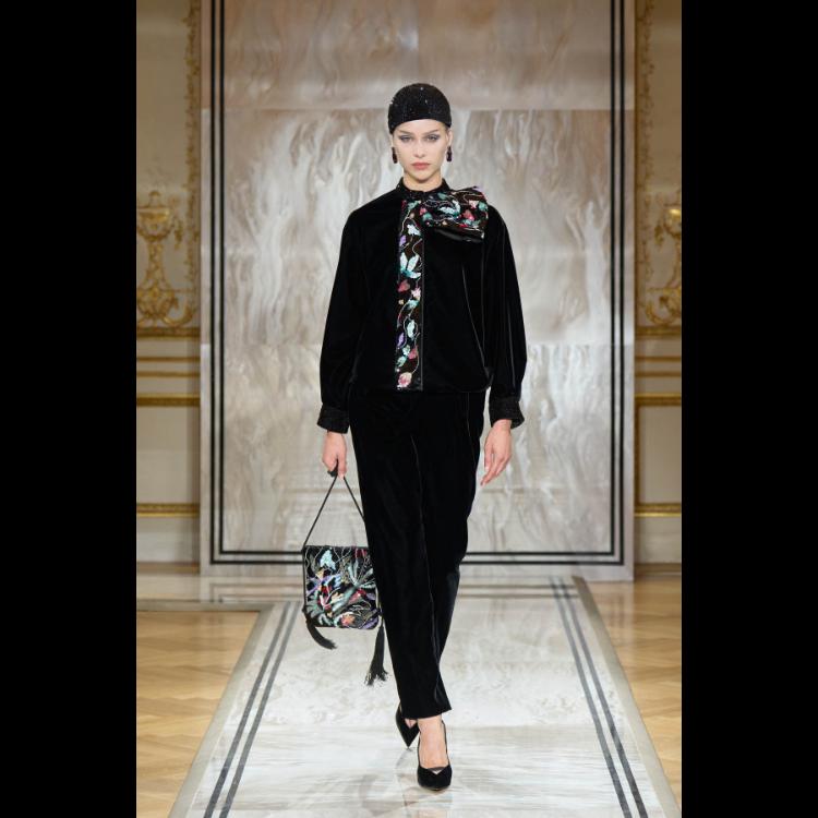 giorgio-armani-prive-predstavlja-kolekciju-visoke-mode-za-jesenzimu-202526-noir-seduisant-15