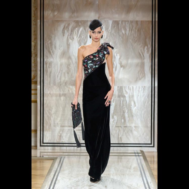 giorgio-armani-prive-predstavlja-kolekciju-visoke-mode-za-jesenzimu-202526-noir-seduisant-17