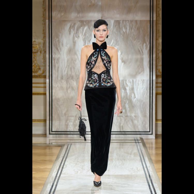 giorgio-armani-prive-predstavlja-kolekciju-visoke-mode-za-jesenzimu-202526-noir-seduisant-18