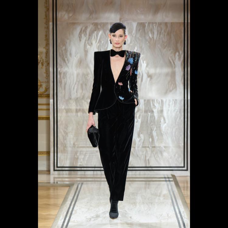 giorgio-armani-prive-predstavlja-kolekciju-visoke-mode-za-jesenzimu-202526-noir-seduisant-21
