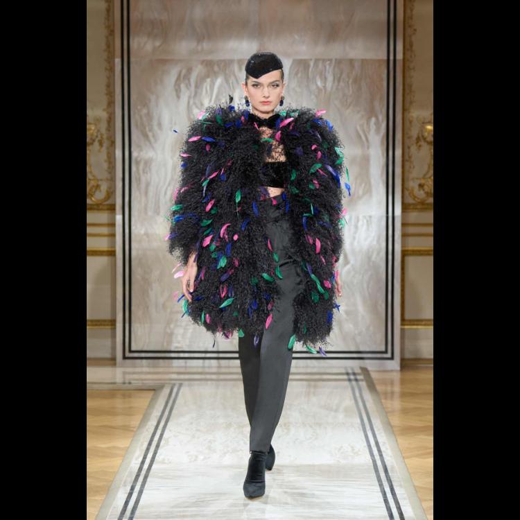 giorgio-armani-prive-predstavlja-kolekciju-visoke-mode-za-jesenzimu-202526-noir-seduisant-22
