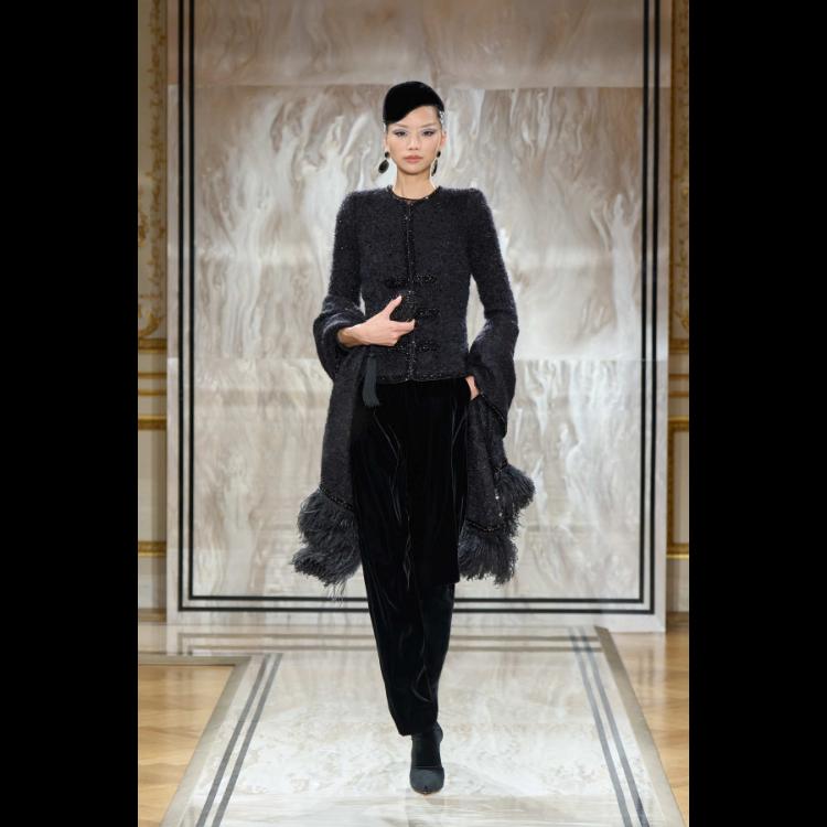 giorgio-armani-prive-predstavlja-kolekciju-visoke-mode-za-jesenzimu-202526-noir-seduisant-23