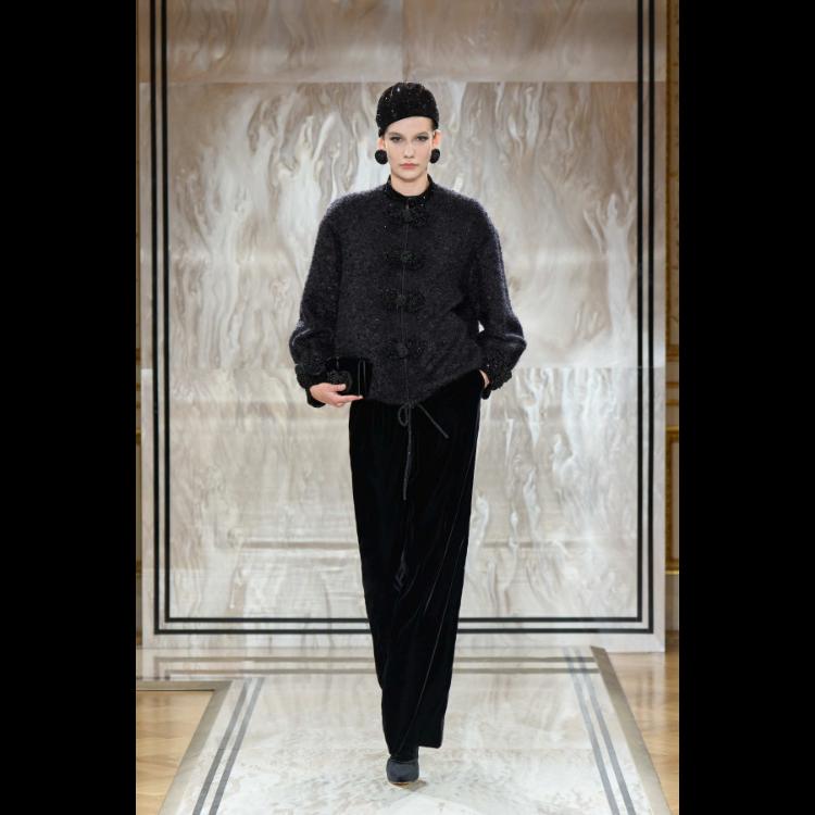 giorgio-armani-prive-predstavlja-kolekciju-visoke-mode-za-jesenzimu-202526-noir-seduisant-24