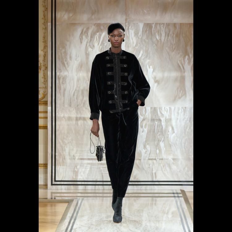 giorgio-armani-prive-predstavlja-kolekciju-visoke-mode-za-jesenzimu-202526-noir-seduisant-26