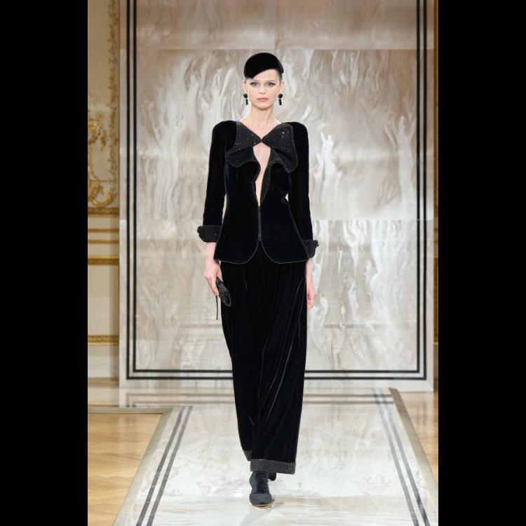 giorgio-armani-prive-predstavlja-kolekciju-visoke-mode-za-jesenzimu-202526-noir-seduisant-28