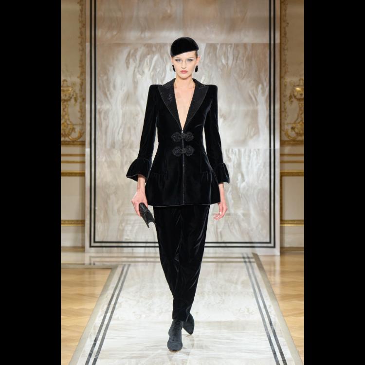 giorgio-armani-prive-predstavlja-kolekciju-visoke-mode-za-jesenzimu-202526-noir-seduisant-29