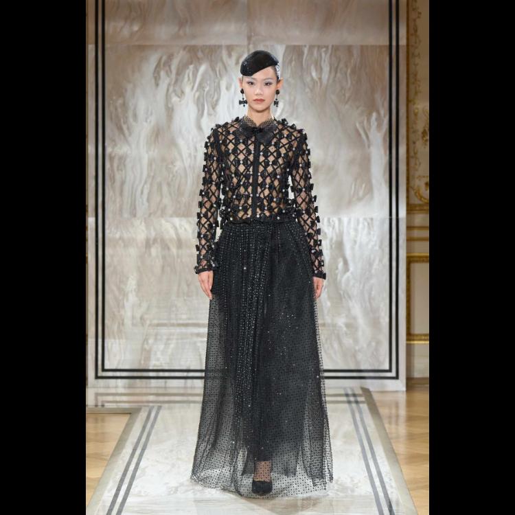 giorgio-armani-prive-predstavlja-kolekciju-visoke-mode-za-jesenzimu-202526-noir-seduisant-32