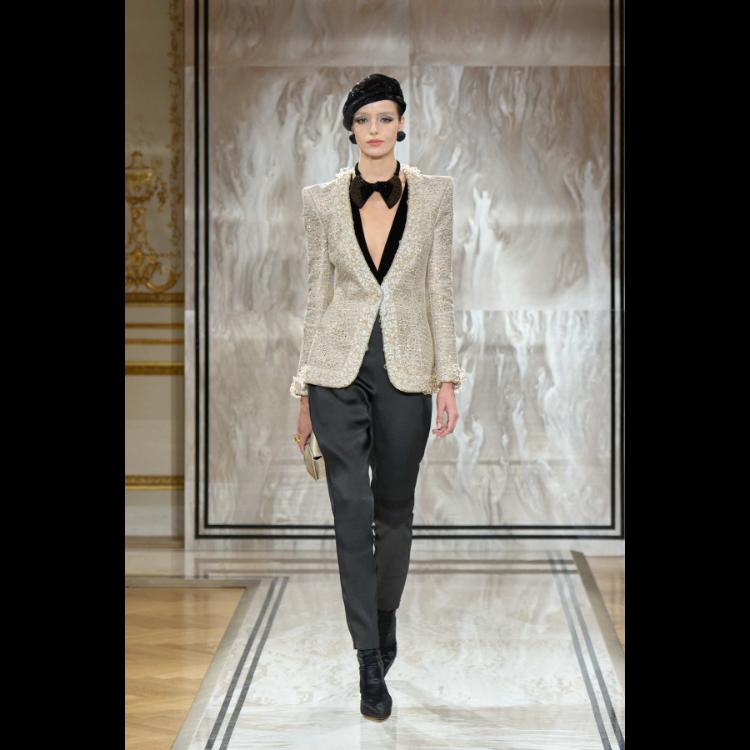 giorgio-armani-prive-predstavlja-kolekciju-visoke-mode-za-jesenzimu-202526-noir-seduisant-33