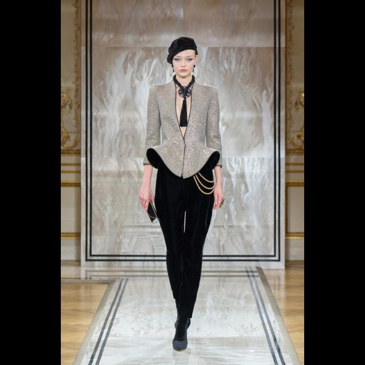 giorgio-armani-prive-predstavlja-kolekciju-visoke-mode-za-jesenzimu-202526-noir-seduisant-34