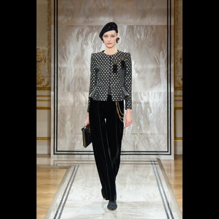 giorgio-armani-prive-predstavlja-kolekciju-visoke-mode-za-jesenzimu-202526-noir-seduisant-35