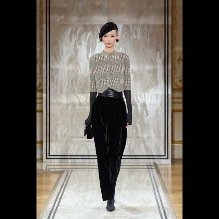 giorgio-armani-prive-predstavlja-kolekciju-visoke-mode-za-jesenzimu-202526-noir-seduisant-36
