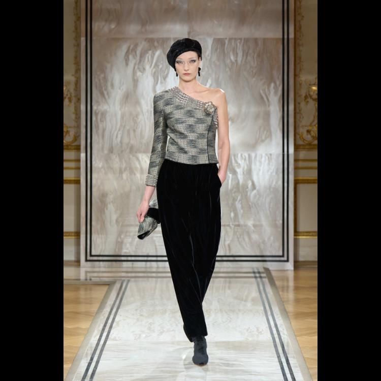 giorgio-armani-prive-predstavlja-kolekciju-visoke-mode-za-jesenzimu-202526-noir-seduisant-37