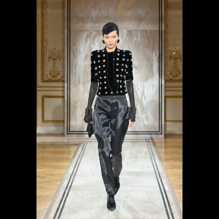 giorgio-armani-prive-predstavlja-kolekciju-visoke-mode-za-jesenzimu-202526-noir-seduisant-39