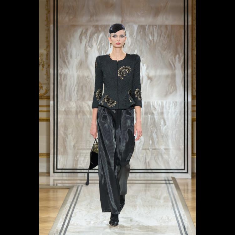 giorgio-armani-prive-predstavlja-kolekciju-visoke-mode-za-jesenzimu-202526-noir-seduisant-40