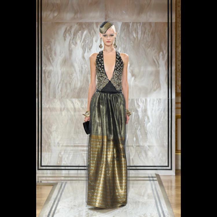 giorgio-armani-prive-predstavlja-kolekciju-visoke-mode-za-jesenzimu-202526-noir-seduisant-43