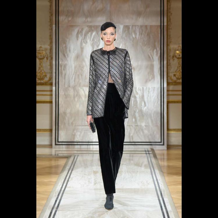 giorgio-armani-prive-predstavlja-kolekciju-visoke-mode-za-jesenzimu-202526-noir-seduisant-44