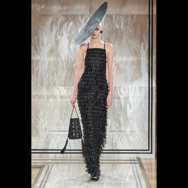 giorgio-armani-prive-predstavlja-kolekciju-visoke-mode-za-jesenzimu-202526-noir-seduisant-49