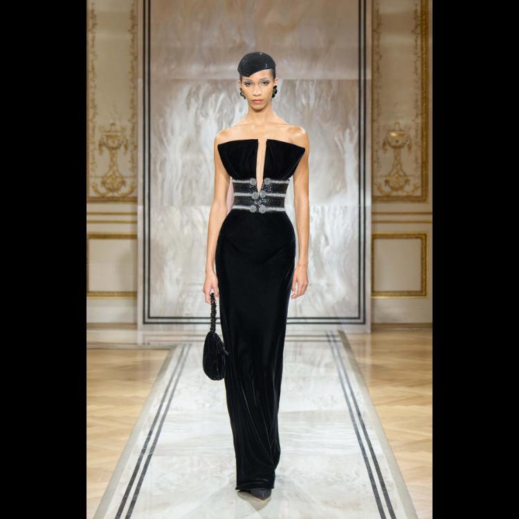 giorgio-armani-prive-predstavlja-kolekciju-visoke-mode-za-jesenzimu-202526-noir-seduisant-50